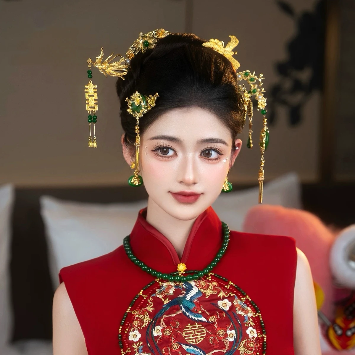 

Golden Phoenix Hairpin Green Head Ornament for Xiuhe Dress Dragon And Phoenix Gown Traditional Chinese Wedding Accessories