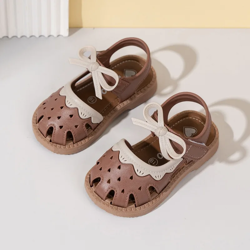 2026 الصيف الفتيات الصنادل المسطحة الجوف التدريجي موضة Bowknot أنيقة للأطفال صنادل شاطئ عدم الانزلاق السببية الاطفال الصغار الصنادل