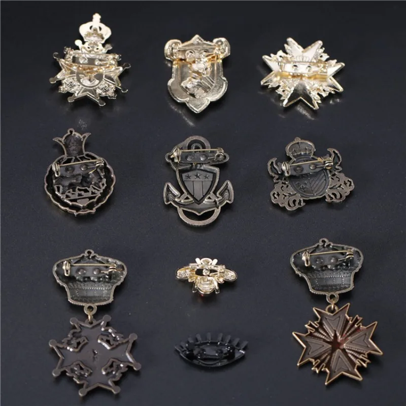 New Vintage Metal Badge British Crown Brooch Pin Retro Shield Medal Denim Pins for Backpack Accessories