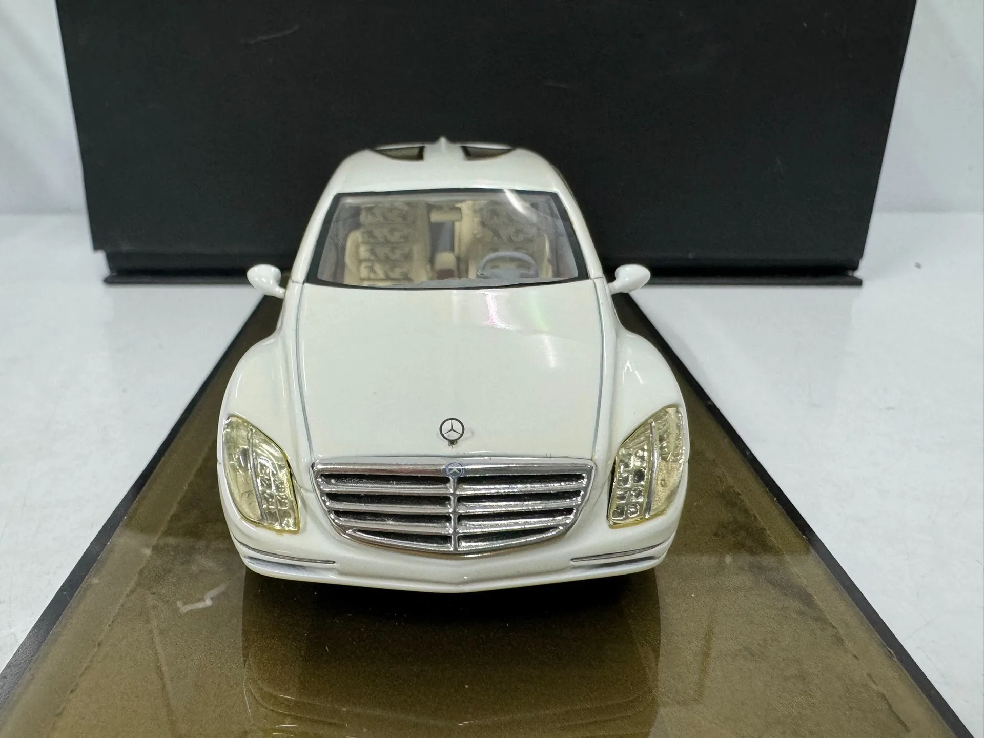 Model kolekcjonerski Benz F700 Concept Car, skala 1/43, odlewany, z wadami, zabawka, prezent, pamiątka, ozdoba do ekspozycji