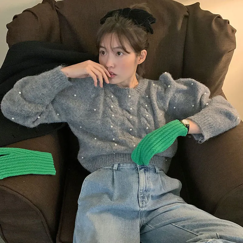 Elegancki sweter damski w stylu vintage, okrągły, dziergany, długi rękaw, modny design, zdobiony cekinami i wzorem lnianym.