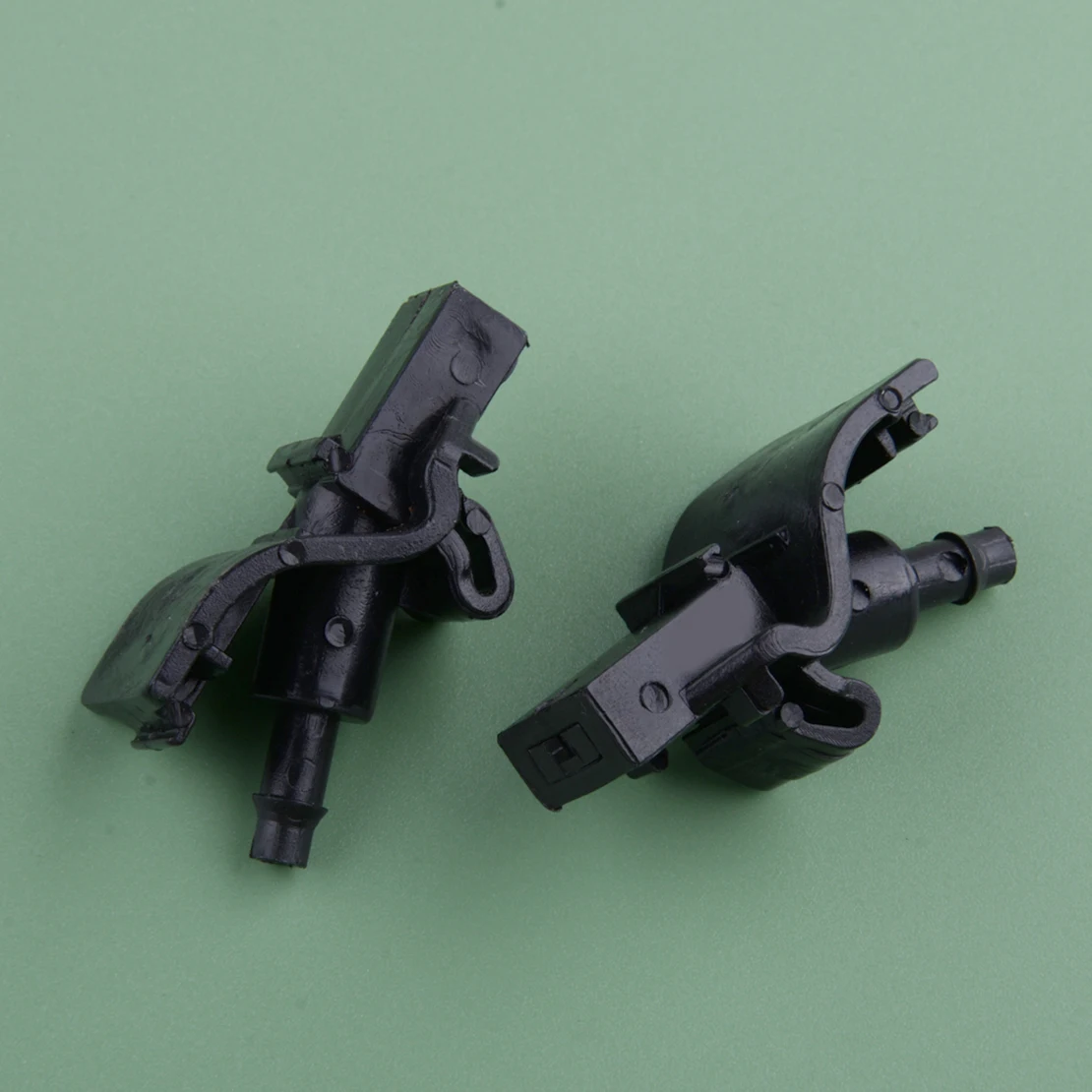 FR3Z17603AA FR3Z17603AB 2Pcs Windshield Wiper Washer Nozzle Spray Jet Black ABS Plastic fit for Ford Mustang 2015 2016 2017