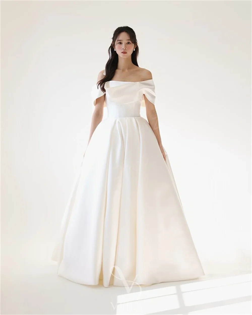 Zoci Abiti da sposa coreani classici con spalle scoperte Abito da sera personalizzato in raso con linea A Abito da cerimonia nuziale senza maniche Servizio di foto