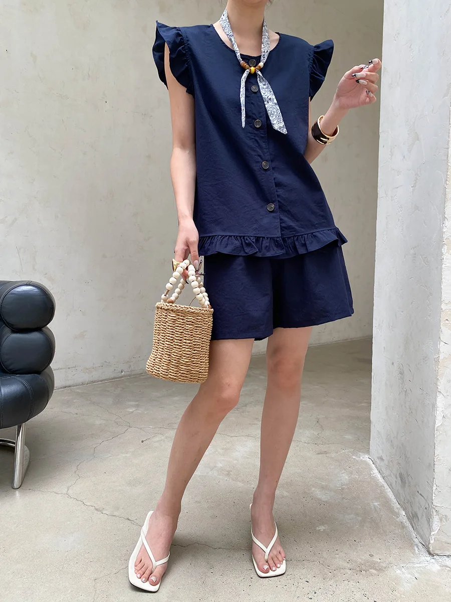 Sommerliches Damen-Set: Einfarbiges, ärmelloses Shirt mit Fungus-Edge-Details und kurzen Ärmeln sowie Shorts mit Kordelzug. – Detail 20