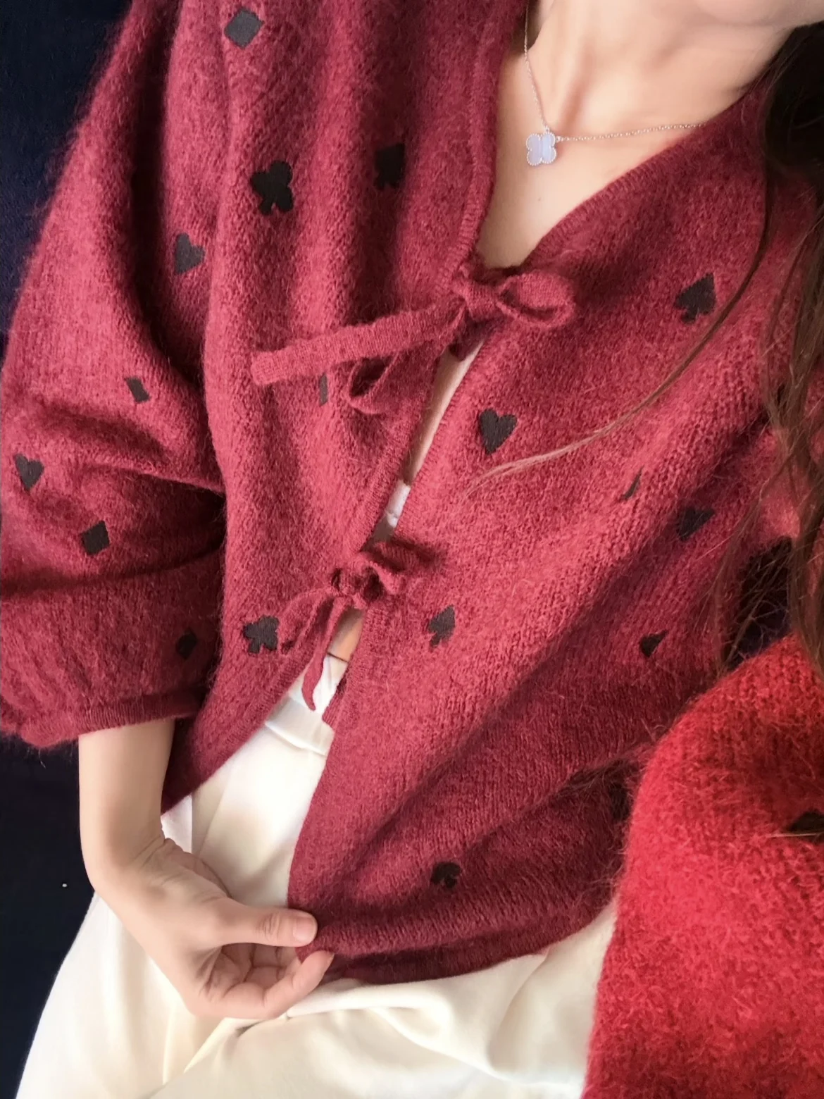 

Вязаный свитер Heidd ранней весны 2026 года, винно-красный, с вышивкой в виде узла и сердца, мягкий, французский стиль, с длинными рукавами, теплый