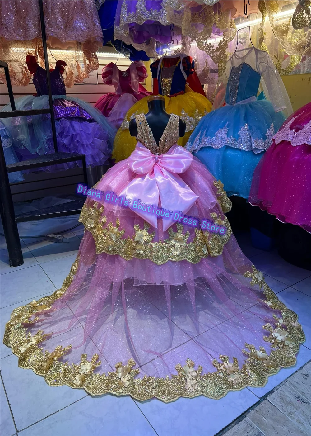 Lindo ouro impressão flor menina vestido sem mangas tule camadas com arco miúdo aniversário festa princesa pageant vestidos personalizados