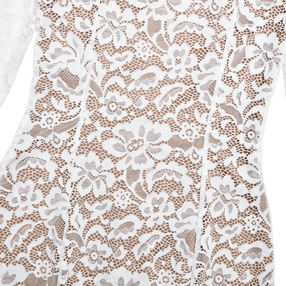 فستان طويل من الدانتيل الفرنسي ملفوف على الورك باللون الأبيض بأكمام طويلة