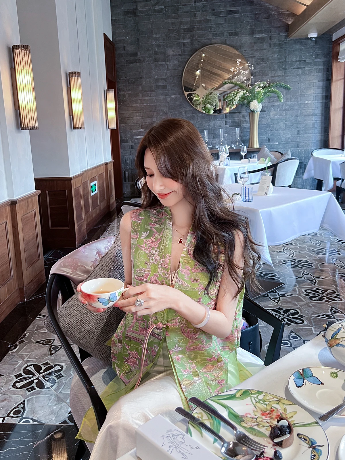 

Элегантный шелковый жилет с V-образным вырезом для женщин, в деловом стиле, средней длины, с комбинированными вставками, легкая верхняя одежда от Lu Gao Gao, весенне-осенний сезон