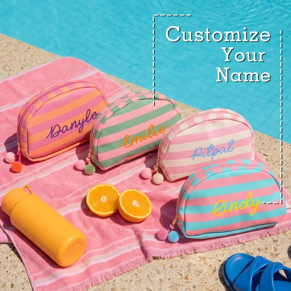 bolsa-de-cosmeticos-de-lona-listrada-personalizada-com-nome-e-pom-pom-para-viagem-e-praia