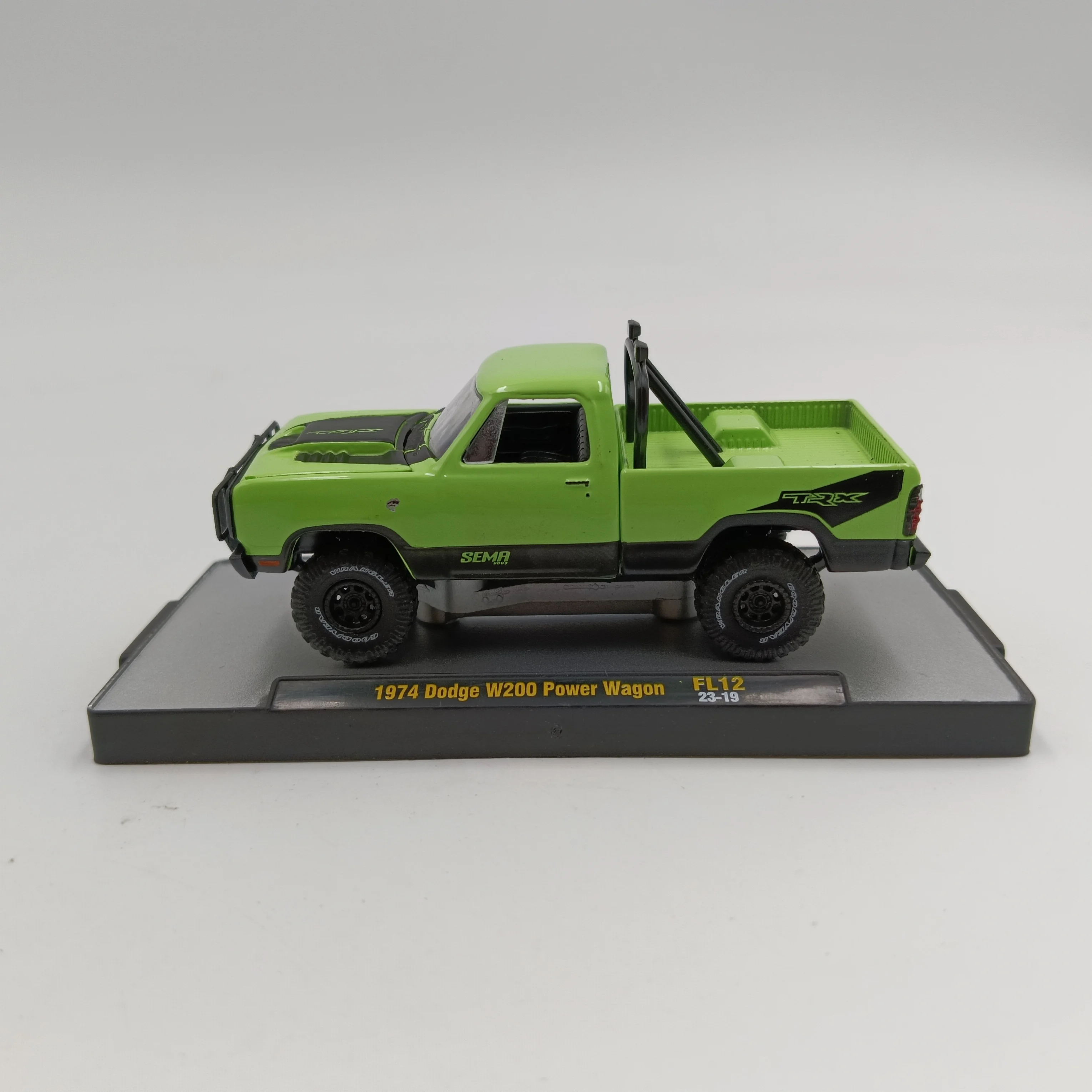 M2 MACHINES 1/64 1974 DODGE W200 power wagon Alloy car static boy toy