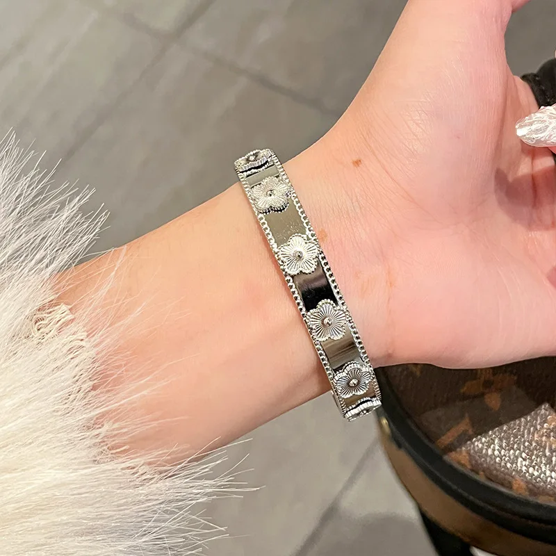 

Браслет из нержавеющей стали с цветочной гравировкой, минималистичная регулируемая манжета, гипоаллергенные повседневные роскошные ювелирные изделия
