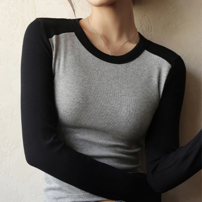 Damska koszulka bazowa z kontrastowym dekoltem O-neck, modny design, obcisła bluzka w stylu koreańskim streetwear z odkrytym ramieniem, nowość na jesień 2025.