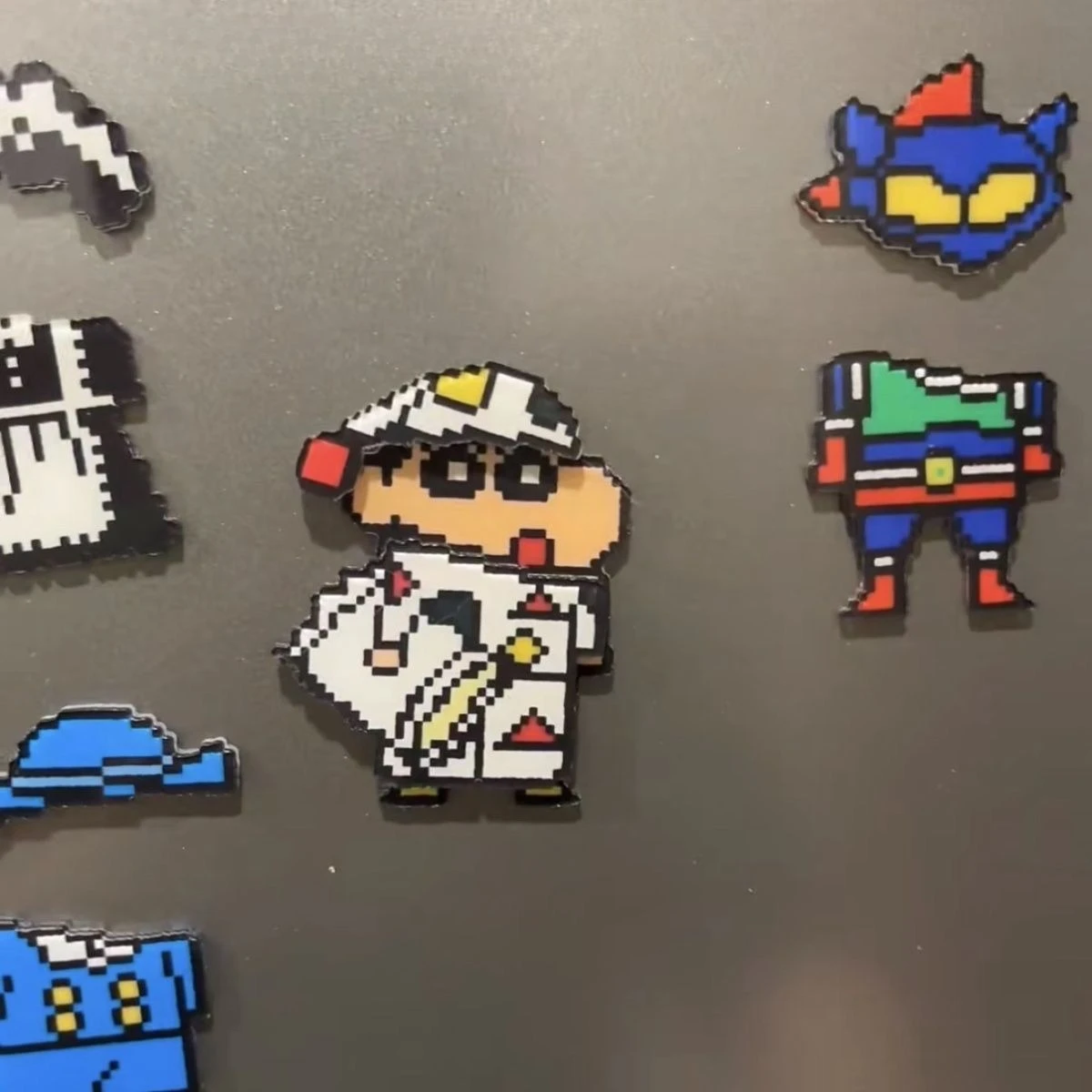 Crayon Shin-chan Kleiderschrank-Anziehpuppen-Kühlschrankmagnete, Wechselbare Outfits Anime Sammlerstück Trendige Wohndeko Ästhetisches Geschenk