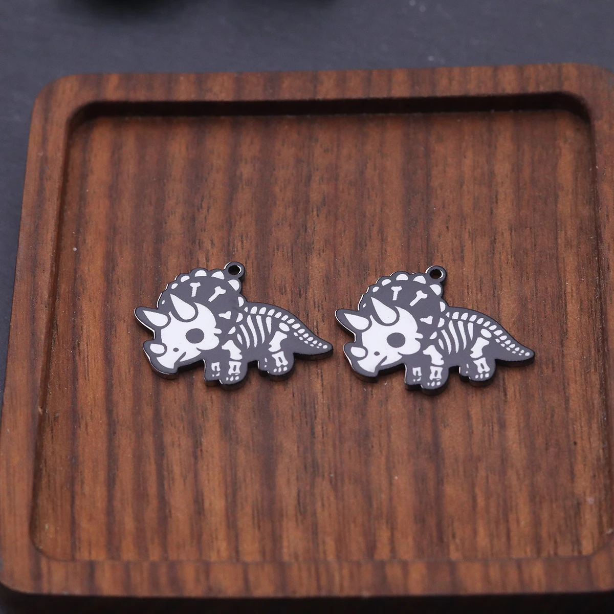 2 قطعة الديناصورات الكرتون الشرير هالوين أسود أبيض موضوع الهيكل العظمي قلادة جالبة للحظ لصنع المجوهرات هدايا الاطفال DIY بها بنفسك اكسسوارات #4