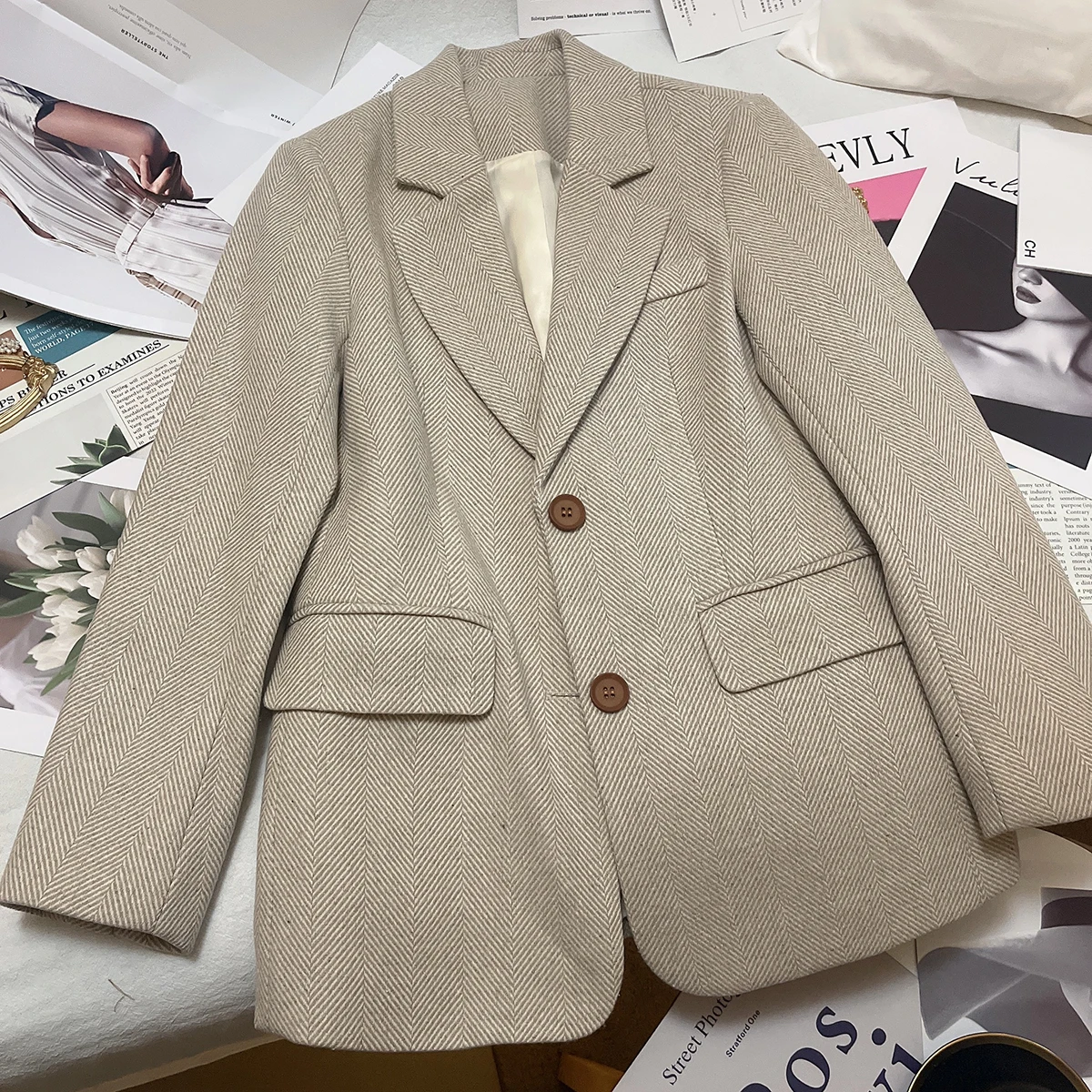 

2023 winter beige herringbone wool small suit jacket ladies senior wild casual coat female two big pockets blazers for women