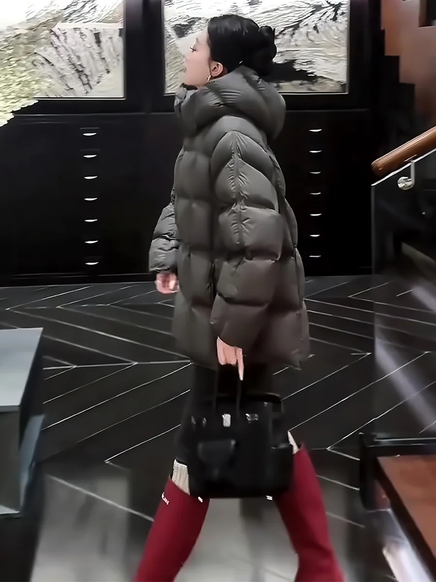 

Женская зимняя куртка-пуховик с капюшоном, прямого кроя, с наполнителем из белого пуха, длинный рукав, цвет белый.