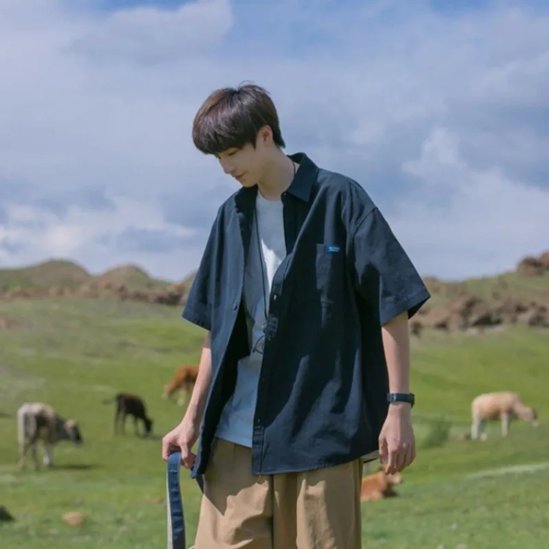 

Мужской комплект из трех предметов в японском стиле: рубашка оверсайз в стиле Вест-Кост с коротким рукавом, создающая молодежную атмосферу, премиум-качество