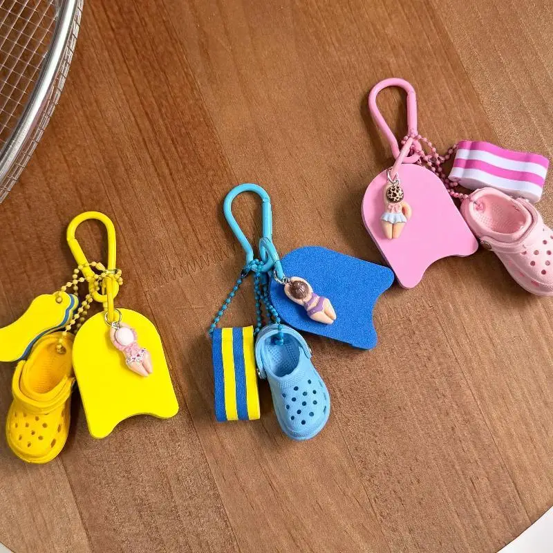 Langlebiger, süßer Sommer-Strand-Schlüsselanhänger mit Mini-Clog-Schwimmer-Anhänger für Gepäck, Rucksack und Schlüsseldekoration – Detail 1