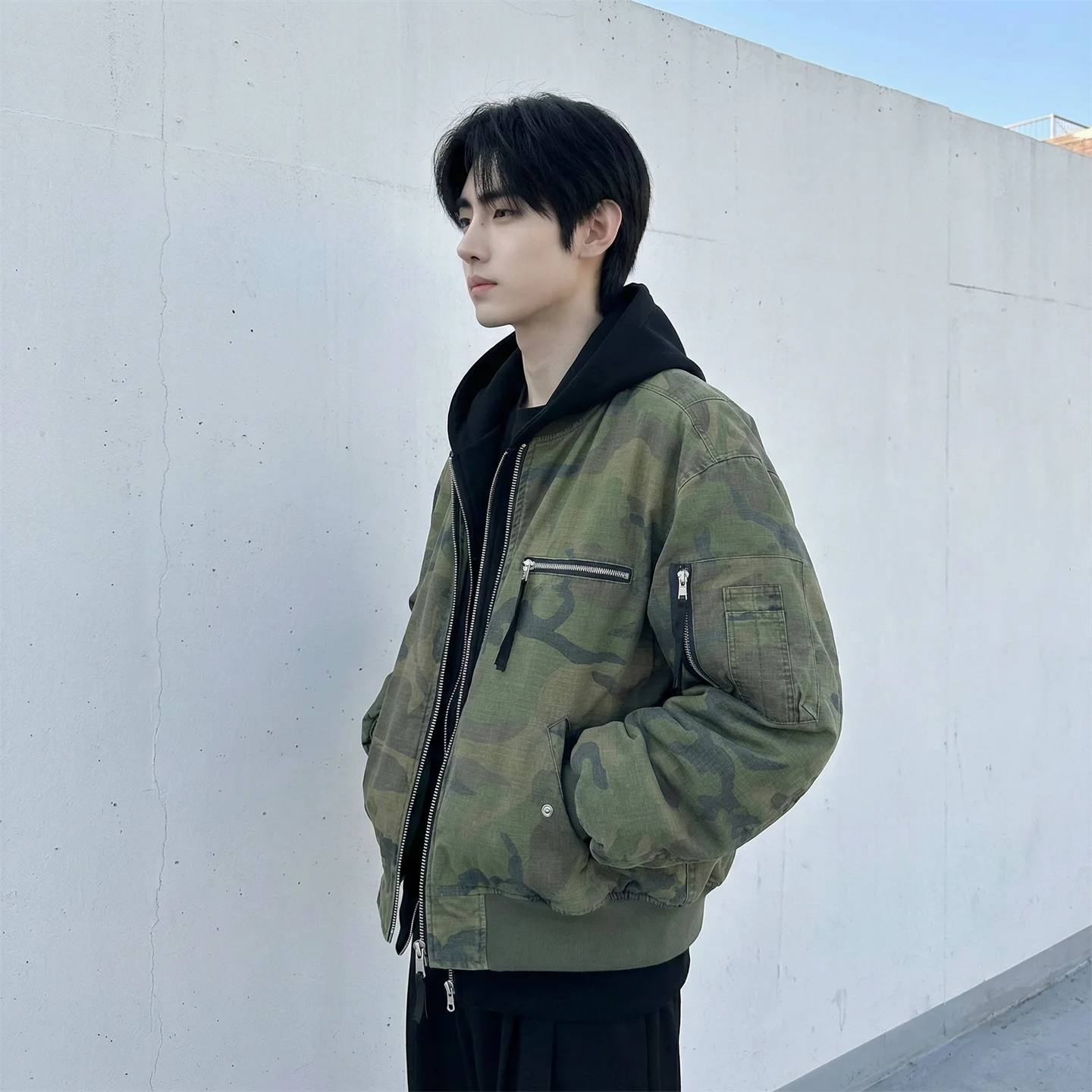 الخريف الشتاء الرجال عالية الشارع كامو الستر الرجال مقنعين سترات الرجال التمويه القطن وسادة مبطنة الذكور فضفاضة معاطف قصيرة