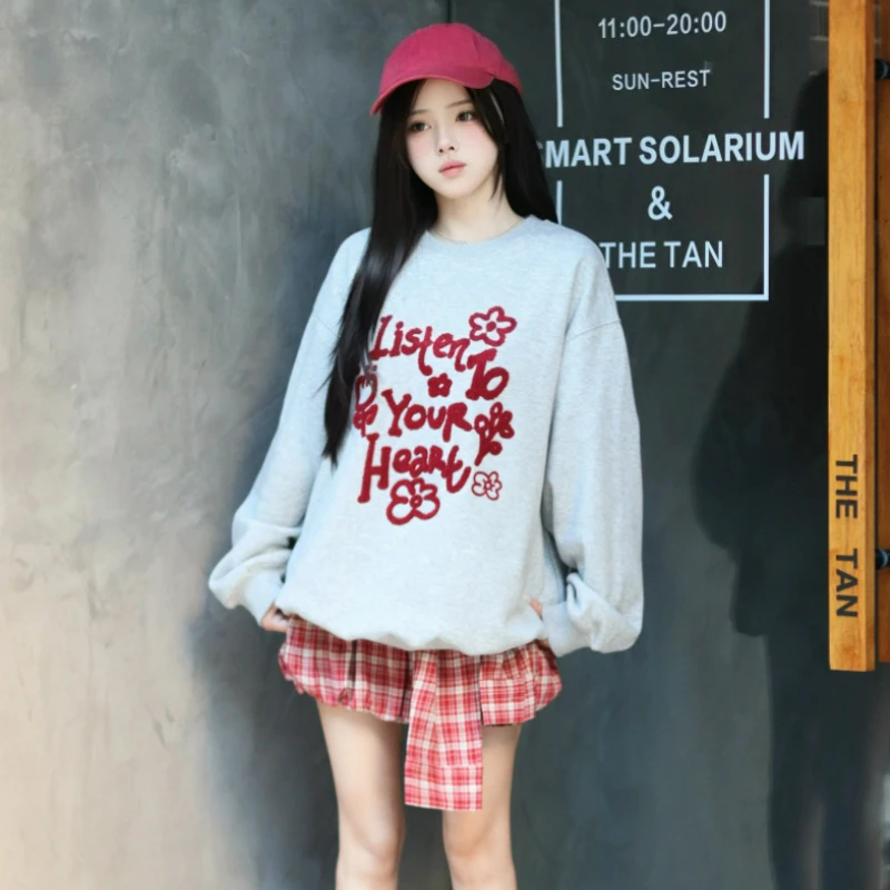 

Женская толстовка в американском ретро-стиле с вышитыми буквами, круглым вырезом, осенняя мода 2026, повседневная свободная толстовка с длинными рукавами