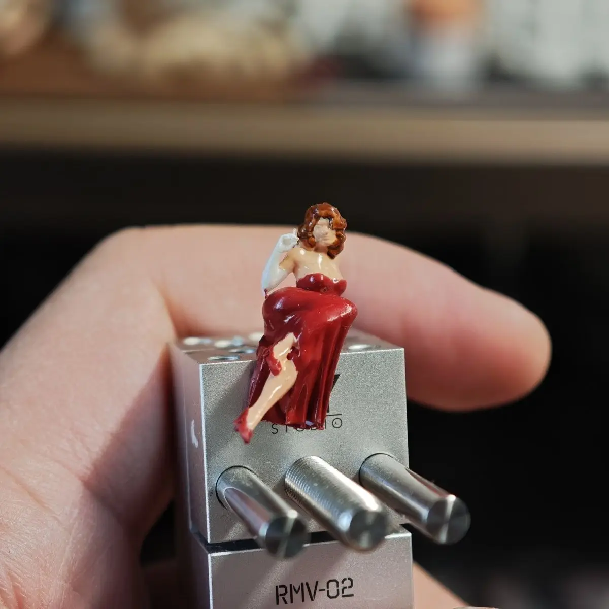 

1/64 статическая кукла DIY ручная роспись фигурка из смолы женщина в красном платье
