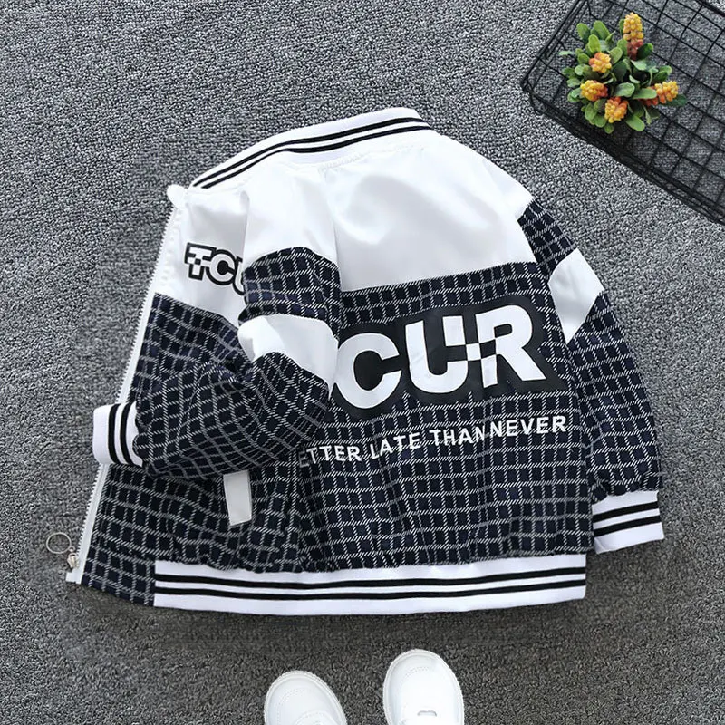 Odzież dziecięca Jesienna kolekcja chłopięca, stylowy płaszcz w kratę 2025 nowy styl duża kolekcja odzieży dziecięcej dla dziewczynek