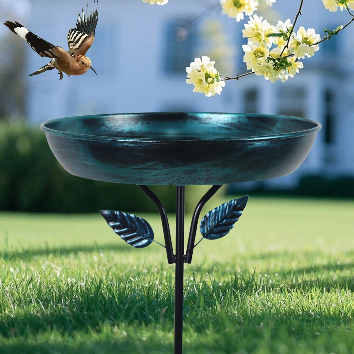 1 pieza de baño de pájaros de hierro fundido resistente al óxido, viene con estaca de jardín, liviano y desmontable, perfecto para jardines, patios, césped y terraza, regalo ideal para amantes de los pájaros, baño de pájaros de jardín. | Elegantes características del jardín | Bañera de hierro fundido, baño de pájaros al aire libre, elegante baño de pájaros de metal y comedero para pájaros para decoración de jardín al aire libre: estacas de hierro incluidas, decoración rústica de césped para patio.