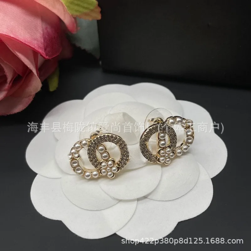 Temperamento francese superiore Orecchini a bottone con perle di lettere tempestate di diamanti lucidi della corte delle celebrità