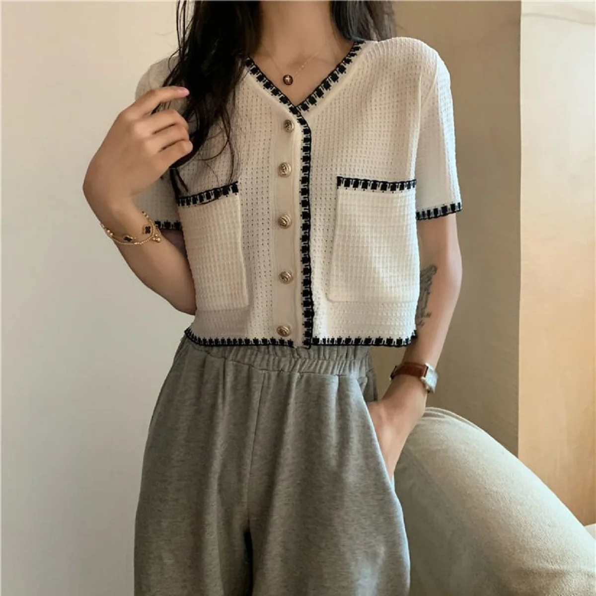 

Женский летний вязаный свитер, корейский модный кардиган с золотыми пуговицами и короткими рукавами, карман с v-образным вырезом, повседневная женская одежда Y2k, одежда