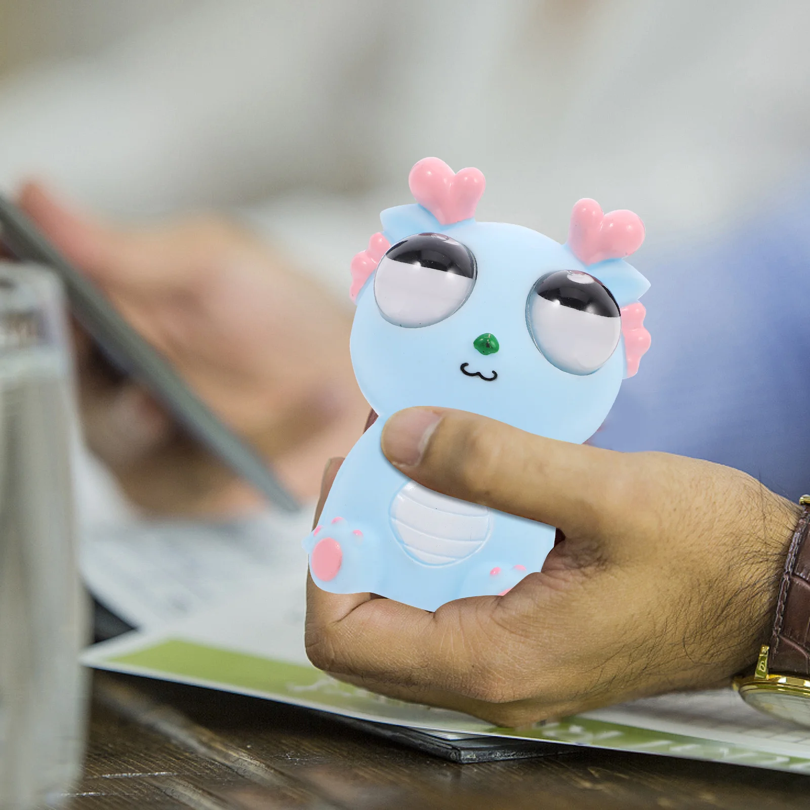 飛び出す目を持つ恐竜型スクイーズストレス解消グッズ、面白い減圧オフィス/自宅用携帯型面白いストレス解消ギフト