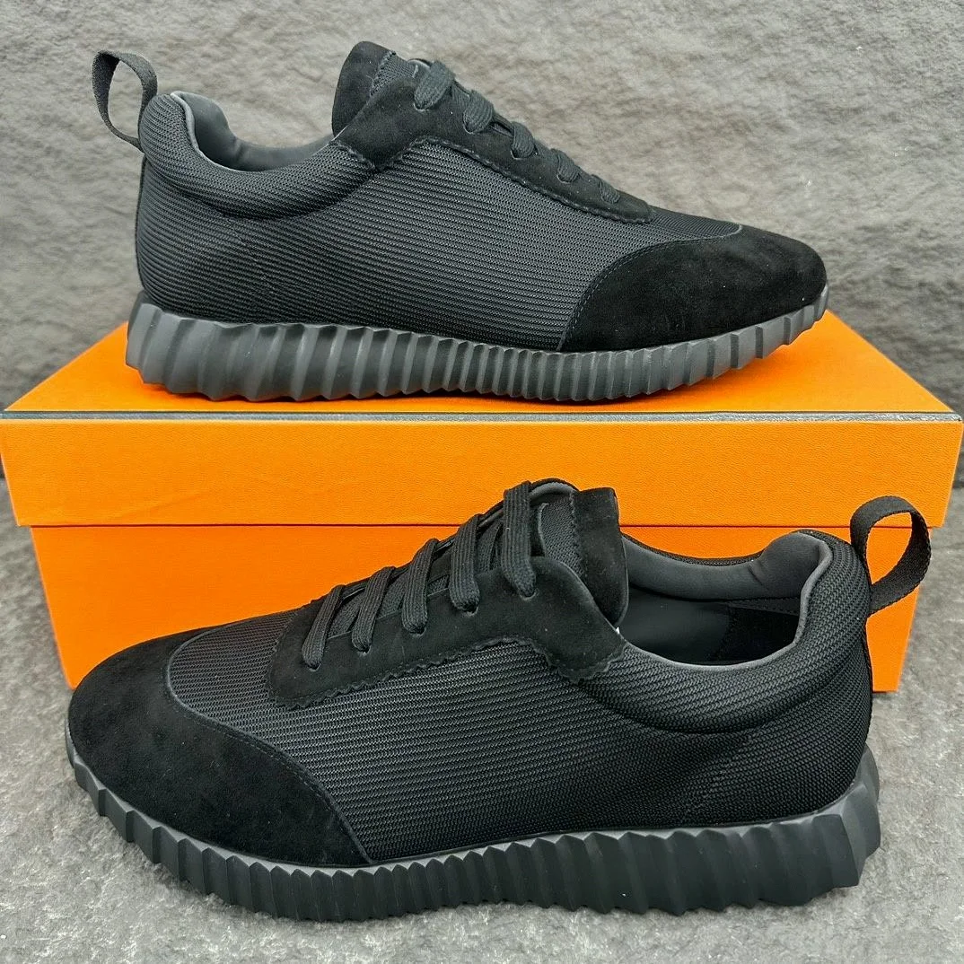 Sneakers Unisex con Suola Spessa e Scanalata in Tessuto Scamosciato Nero per Uomo e Donna