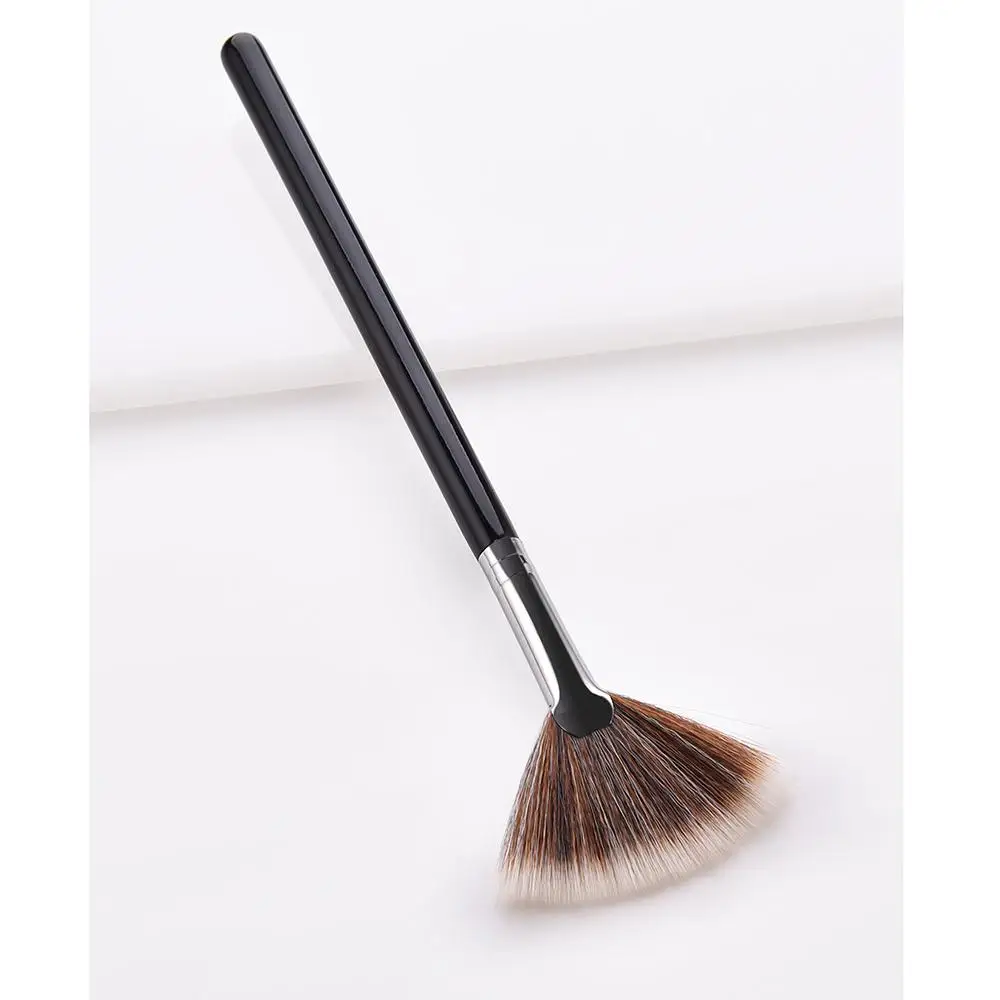 Beauté petit fond de teint en poudre douce pour le visage mettre en évidence le pinceau en éventail outils de maquillage