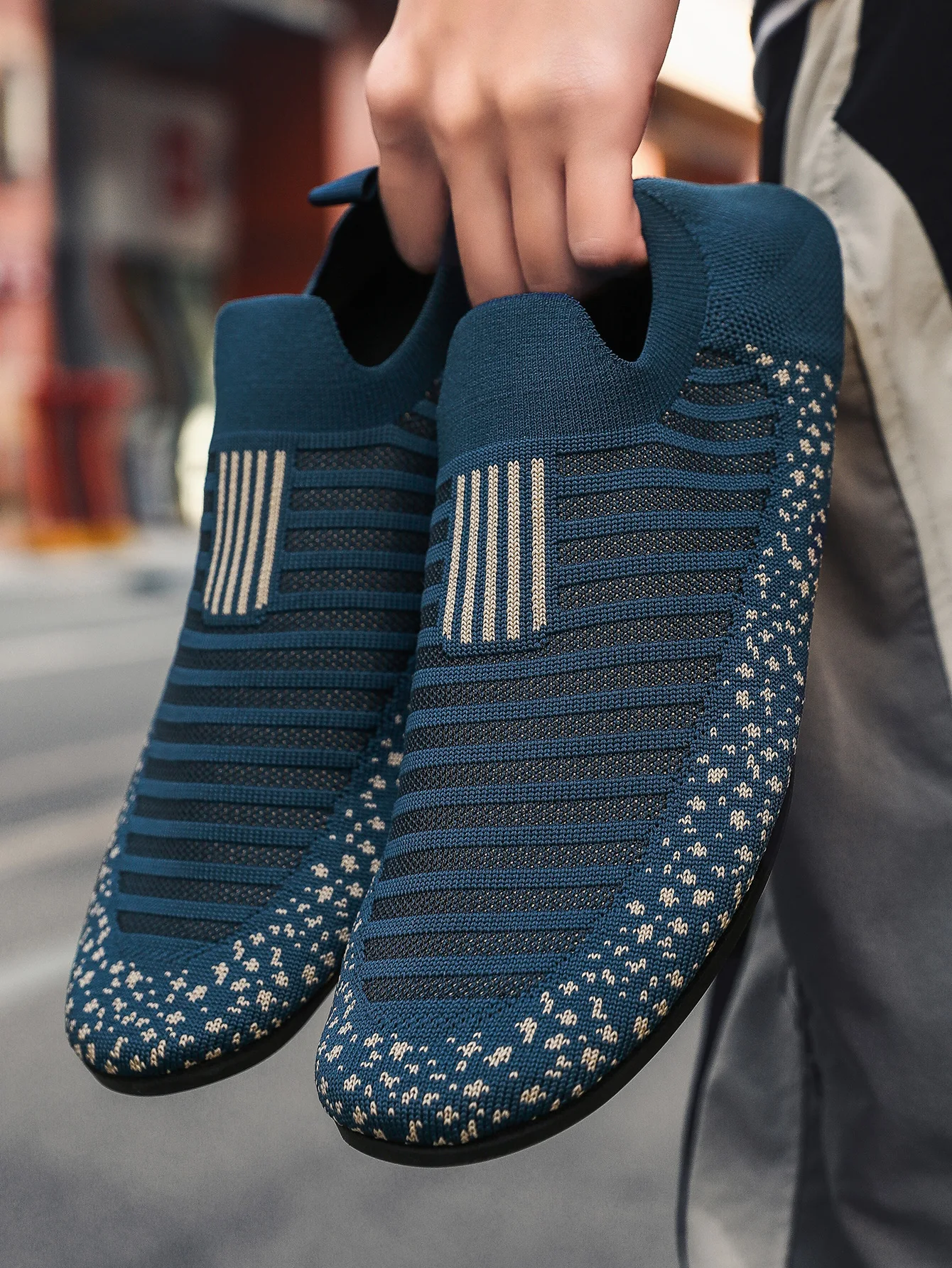 

Мужские повседневные спортивные кроссовки из дышащей ткани, удобные для ношения и подходящие для активного отдыха на природе.