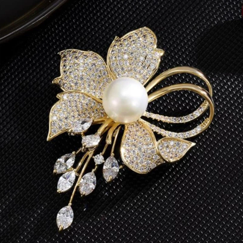 Spille a forma di fiore smaltato di nuova moda per le donne Squisito strass Perla Fiore Spille per abbigliamento eleganti Regali di gioielli per feste casual