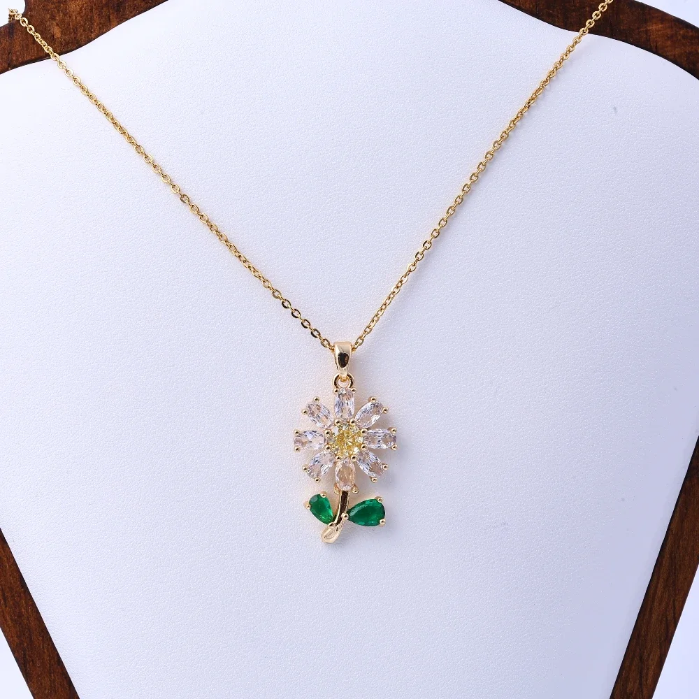 Collana da donna con fiore girevole in acciaio al titanio, design di nicchia, senso semplice, tendenza della moda, temperamento versatile, catena con clavicola