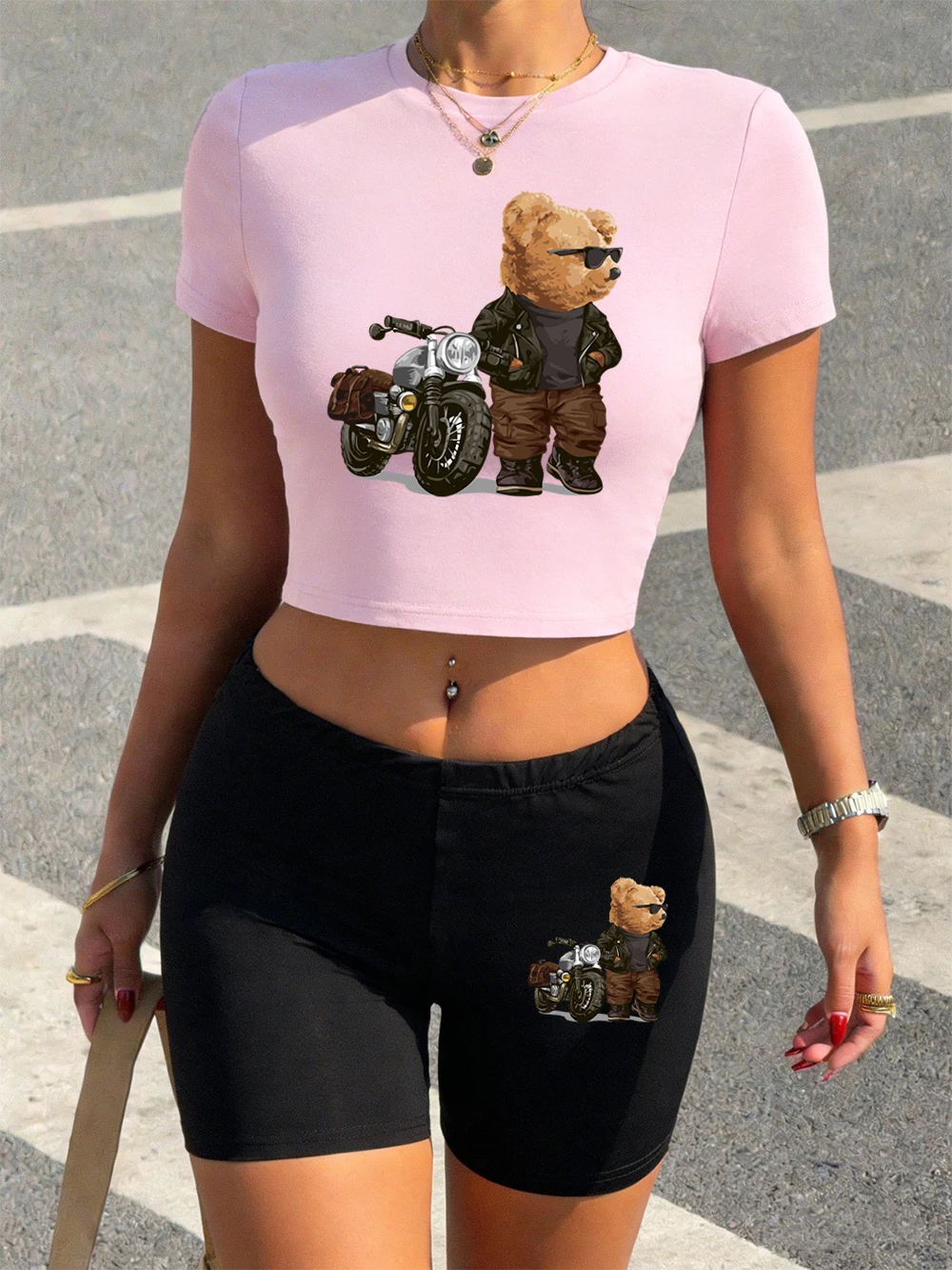 

Сексуальный комплект из двух предметов: укороченный топ и шорты с принтом медведя, женский, эластичный, мягкий, облегающий, с круглым вырезом, для мотоциклистов