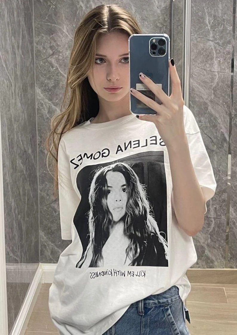 Camiseta de Algodão com Estampa Retrato de Selena Gomez, Manga Curta, Estampa Gráfica Preto e Branco, Vintage Y2K, Moda Harajuku