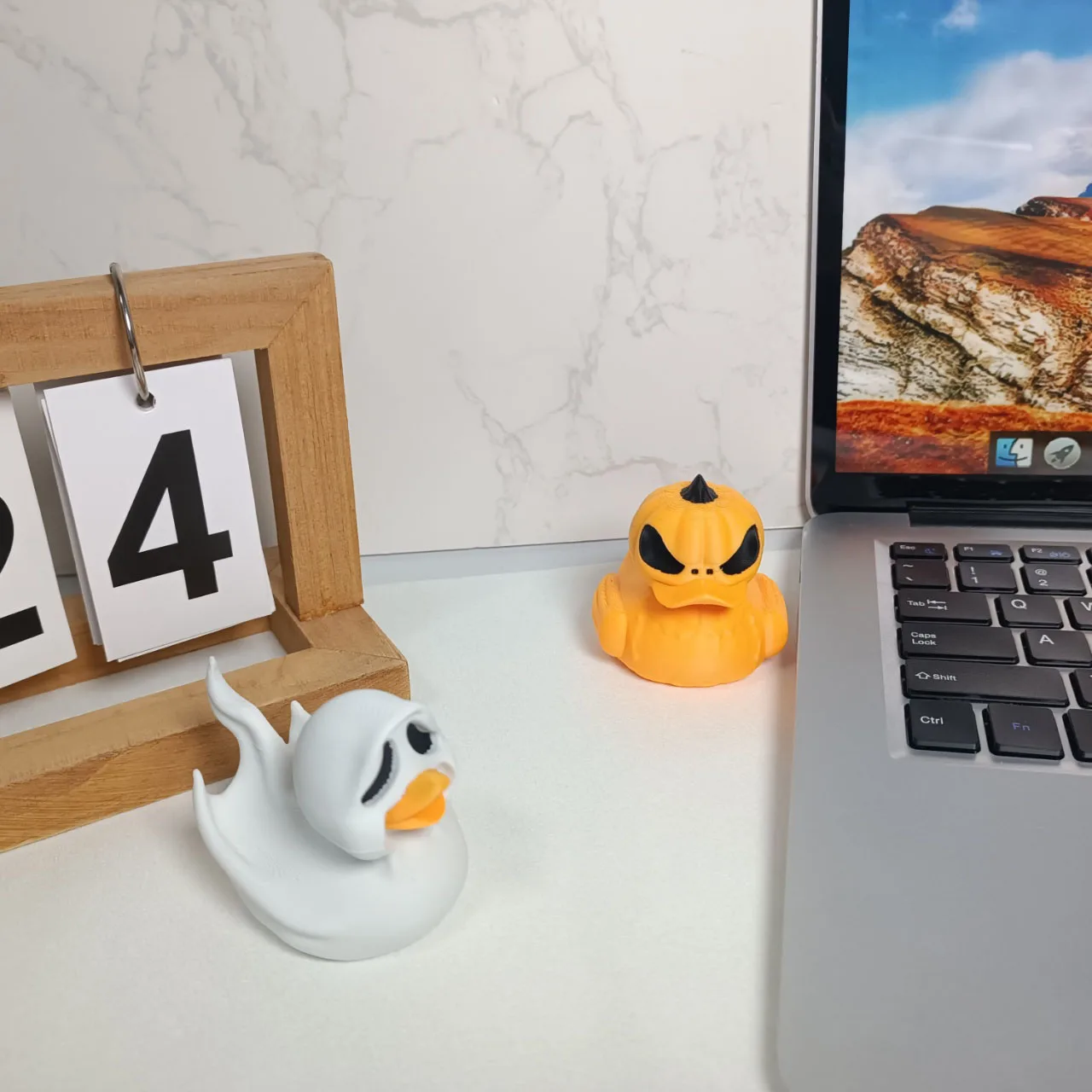 ديكور Duck Halloween عبارة عن ديكور منزلي وخفيف الوزن للاستخدام الداخلي/الخارجي للحفلات وعروض الرف والعطلات في ديسمبر
