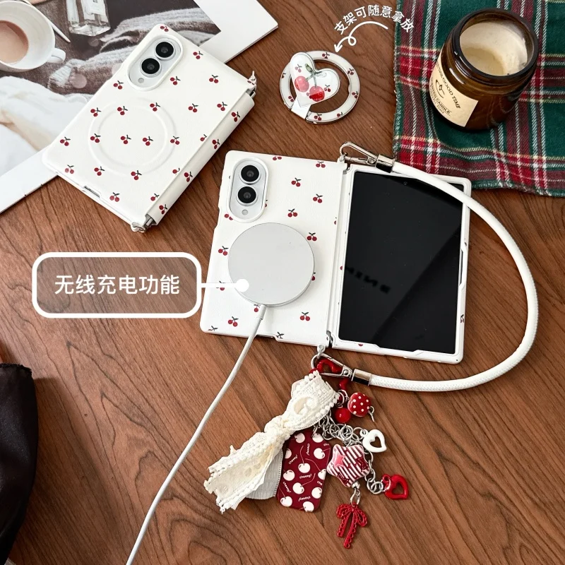 Stylowy futerał z magnetycznym wzorem wiśni, uchwytem w kształcie serca, zawieszką w formie kokardki i paskiem do Samsung Galaxy Z Fold 8. — zdjęcie produktu 6