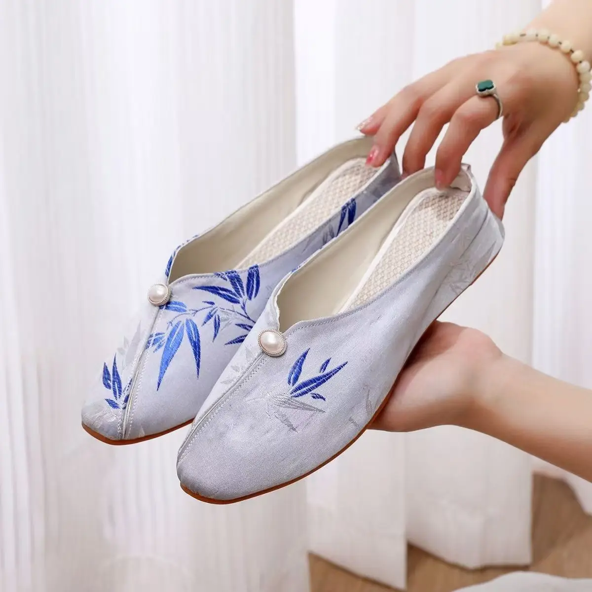 

Summer New Women's Ethnic Style Silk Baotou Flat sole Slippers Soft sole Non Slip Breathable Hanfu Slippers Outdoor Half Slipper