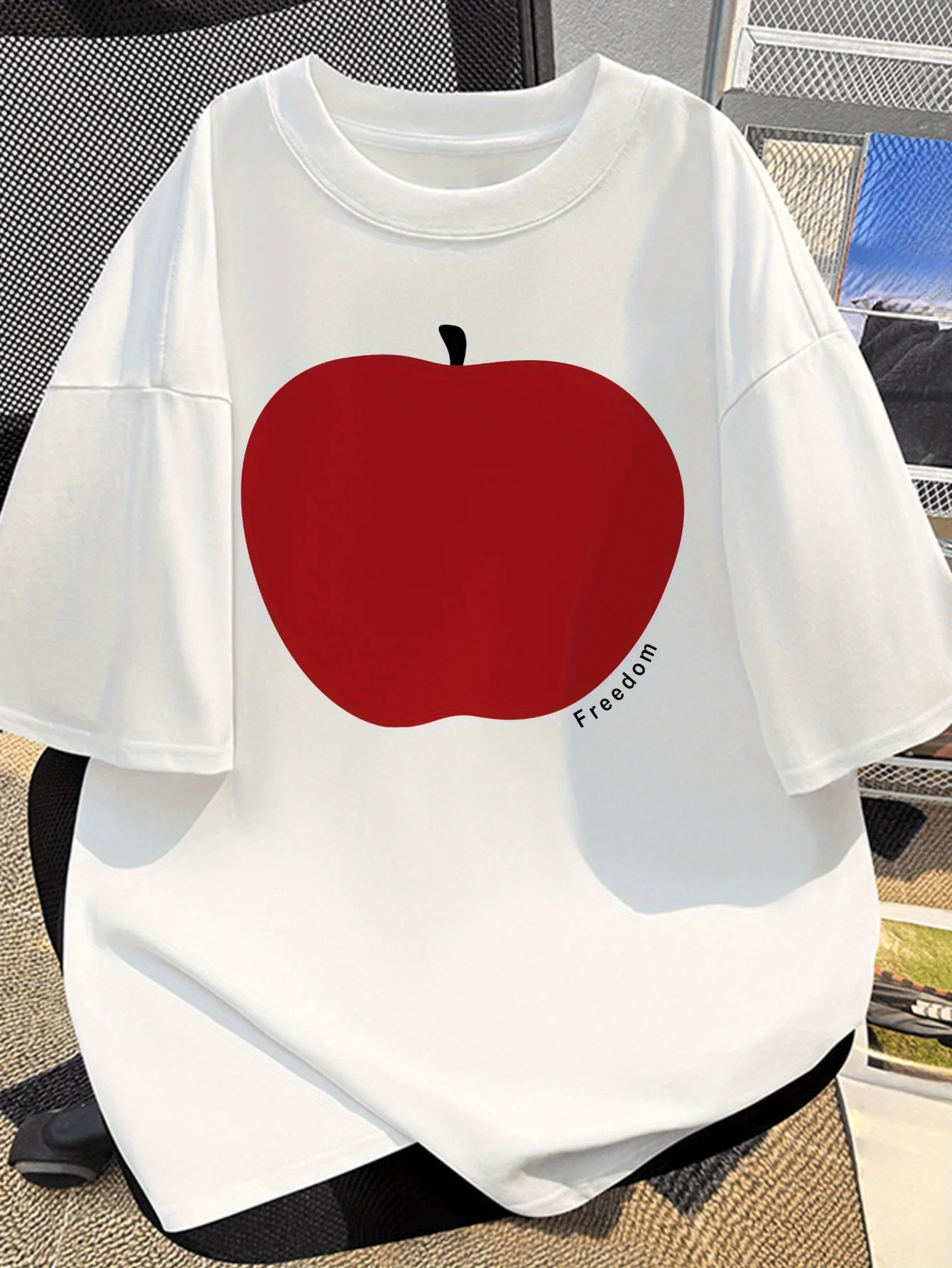 Men's 100% Cotton Short Sleeve T-Shirt, Red Apple Graphic Print - Black Casual Summer Tee, Regular Fit Round Neck, Machine Washable, Casual Wear, Comfortable for Commuting, Fun Design, Breathable Fabric