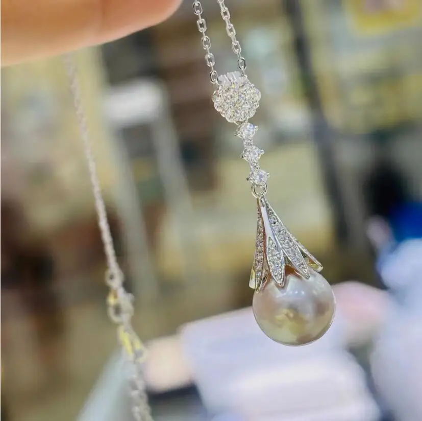 

Великолепный круглый кулон из белого жемчуга Южного моря диаметром 11–12 мм, 925-х годов.