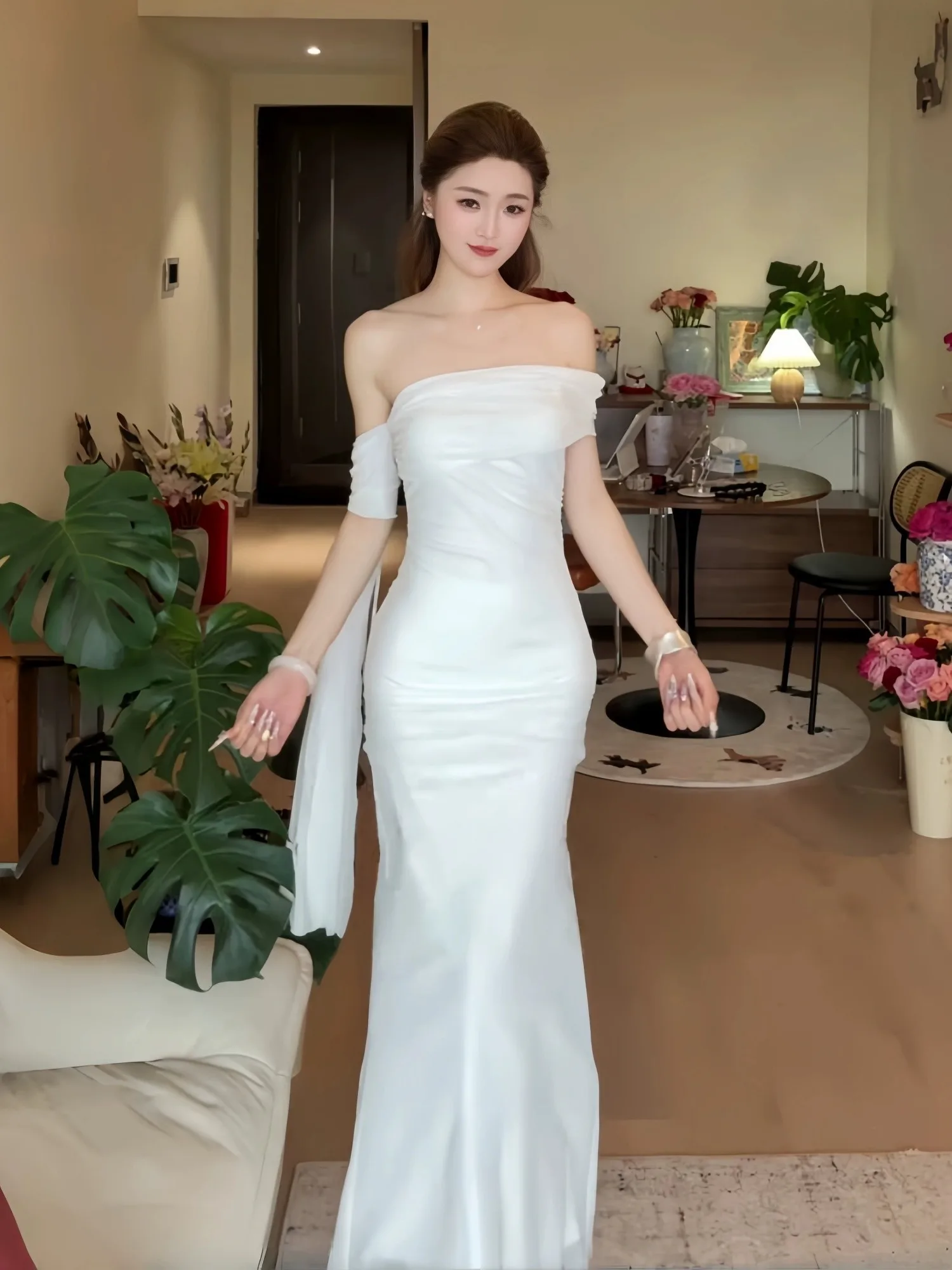 

Новое легкое женское белое платье с сетчатой вуалью из полиэфирного волокна, короткое, с сетчатыми вставками.