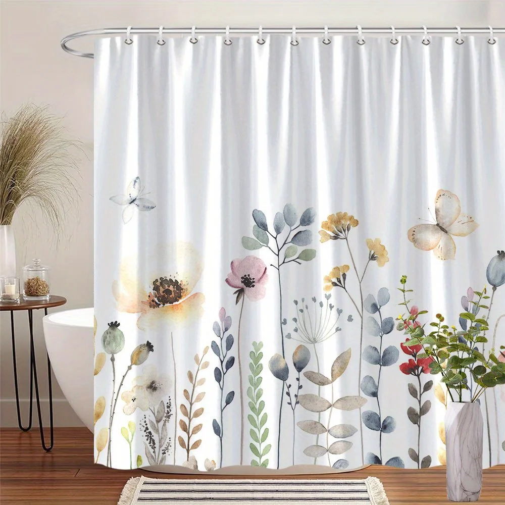 

1. Занавеска для душа с акварельными цветами и бабочками — мягкий пастельный дизайн, полиэфирная ткань, с крючками, можно стирать в машине.