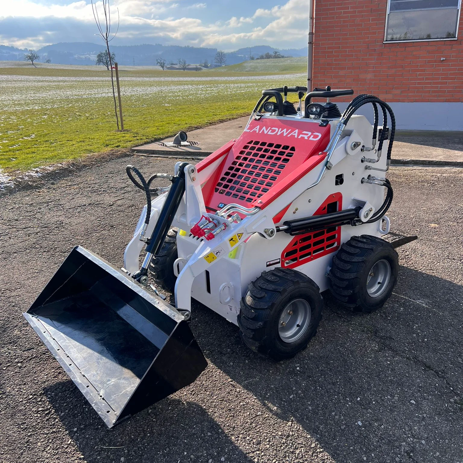 Europa venda quente stand-on pequeno skid steer carregador de carregamento de alta qualidade transportador doméstico rastreador mini skid carregador personalizado