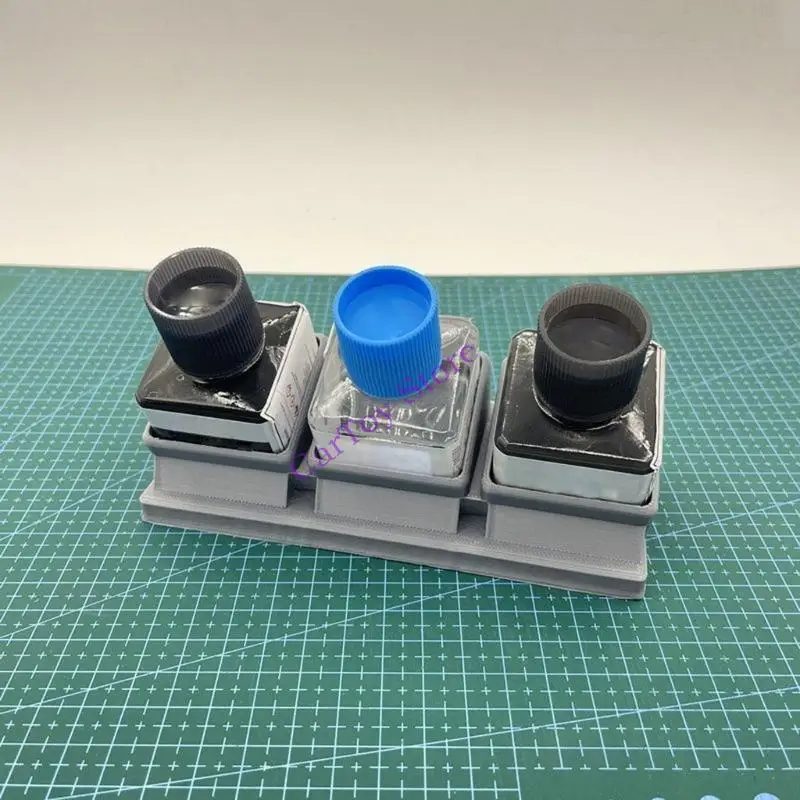 Anti-tip opbergbasis voor het veilig opbergen waterverzachterflessen in modelwerkplekken