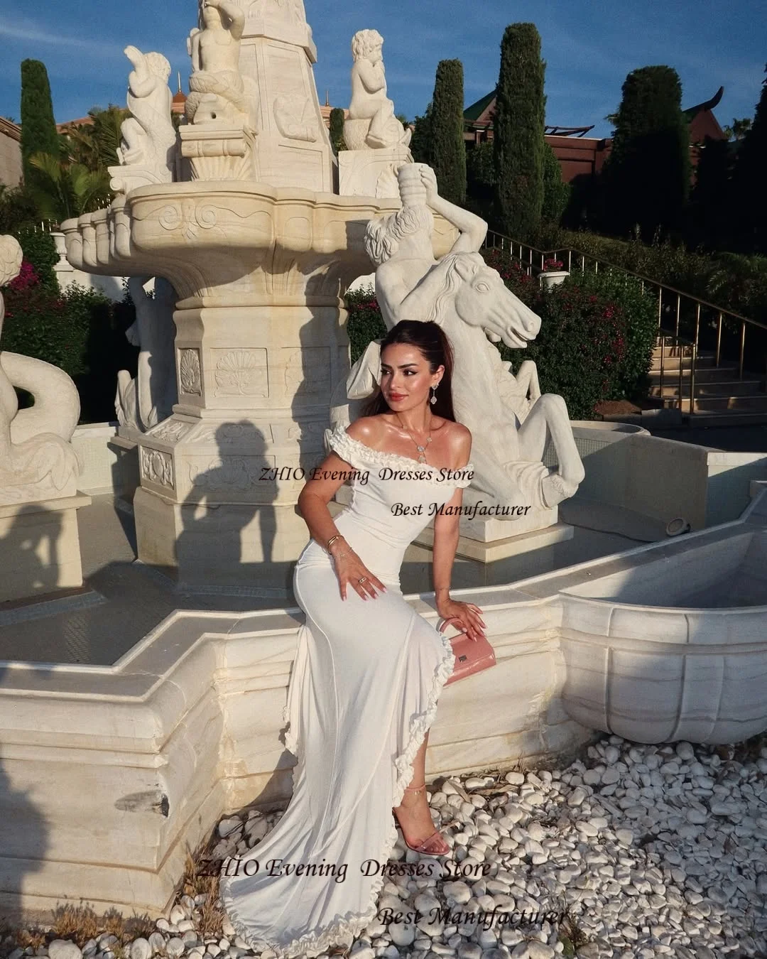 ZHIO 현대 쉬폰 인어 끈이 없는 오프 숄더 이브닝 가운 드레스와 셔링 하이 슬릿 바닥 길이 공식 댄스 파티 드레스