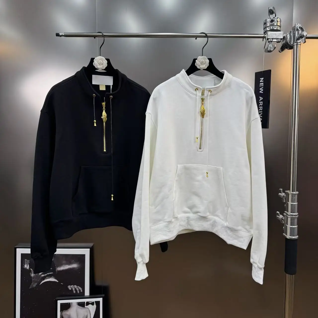 2025 Otoño Estilo francés Sudadera con capucha ajustada con botones de metal de hoja Cuello alto con media cremallera