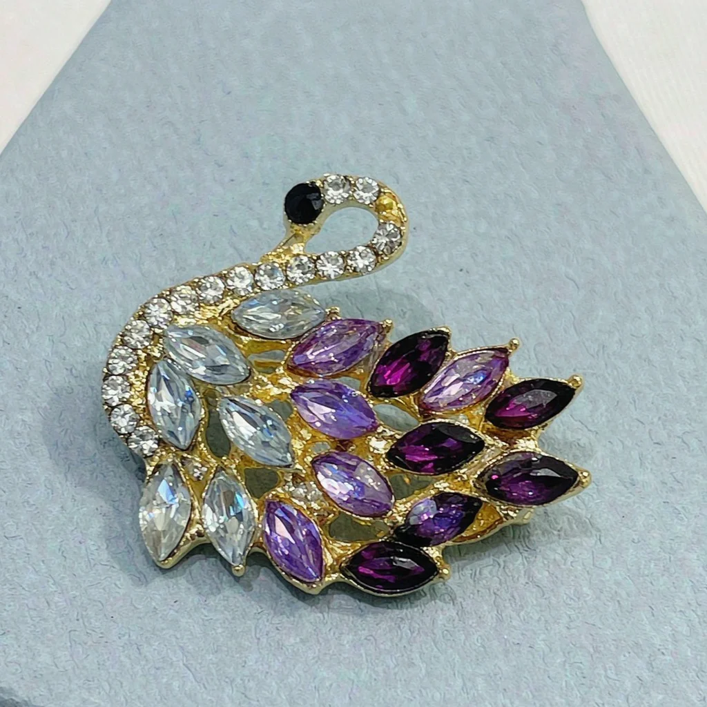 New Versatile Anti-Exposure Brooch, High-End Stylish Brooch, European Retro Ins Pin, Silk Clip, Wedding Guest Brooch, Personalized Fashion, French Niche Accessory, Collar Pin, Scarf Clip, Shoe Metal Badge, High-Value Bag Accessory, Anti-Exposure Accessory, Badge Brooch