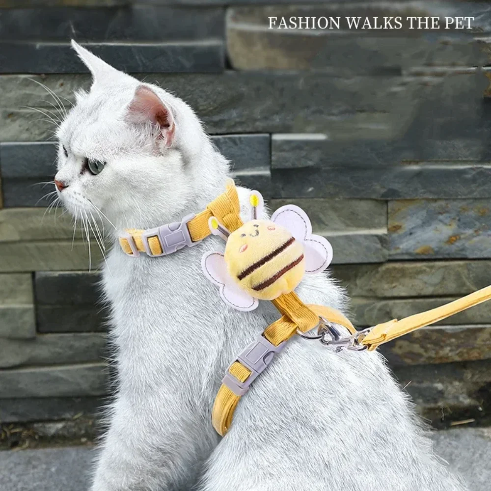 Arnés para gatos, conjunto de Collar con correa, abeja de dibujos animados ajustable, arnés para perros de doble capa, Collar para mascotas pequeño y mediano, correa para caminar al aire libre